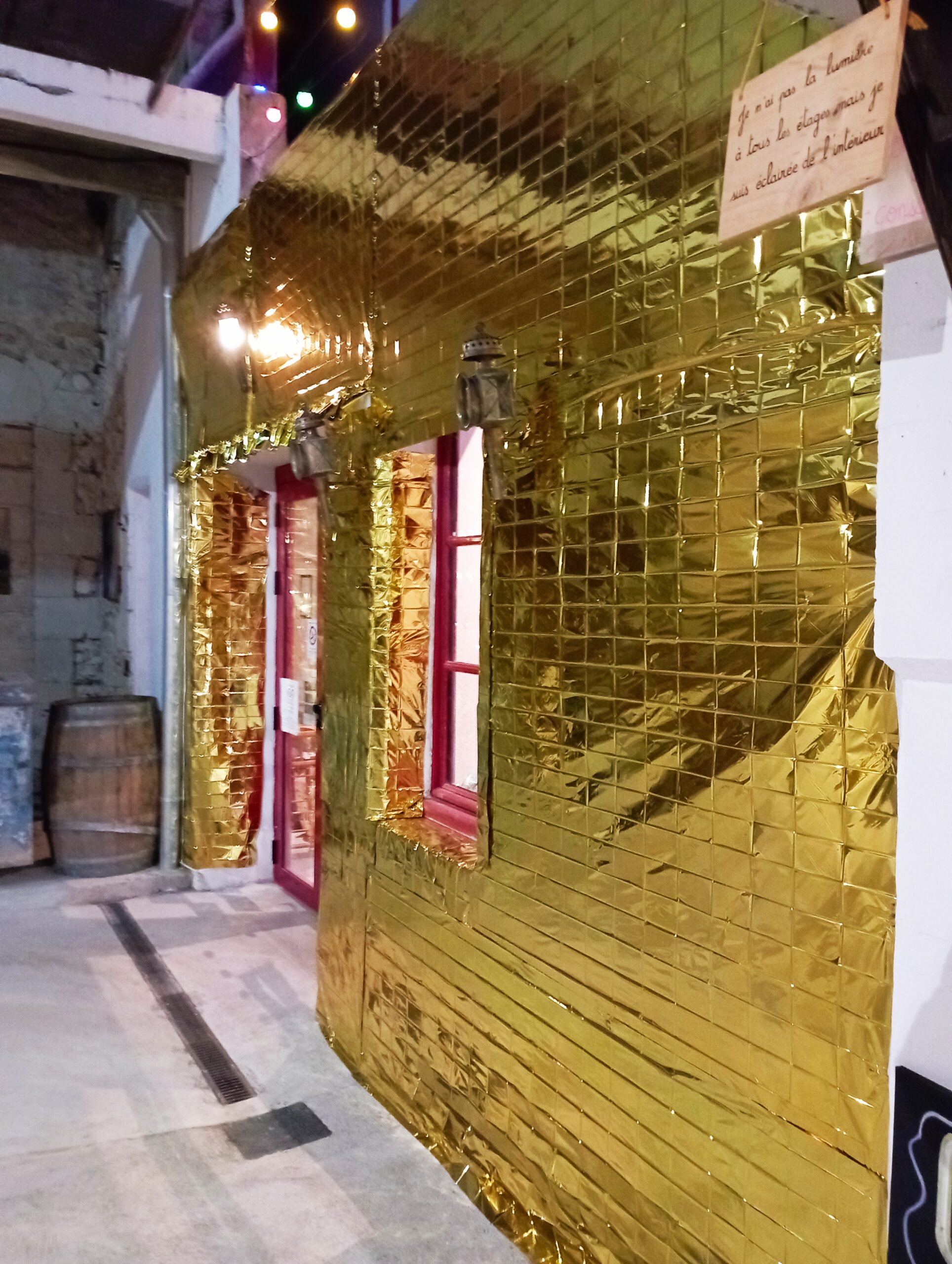 L’image est issue de l’installation de la première édition du festival. Cette installation soulignait des endroits à protéger, des endroits de fragilité.